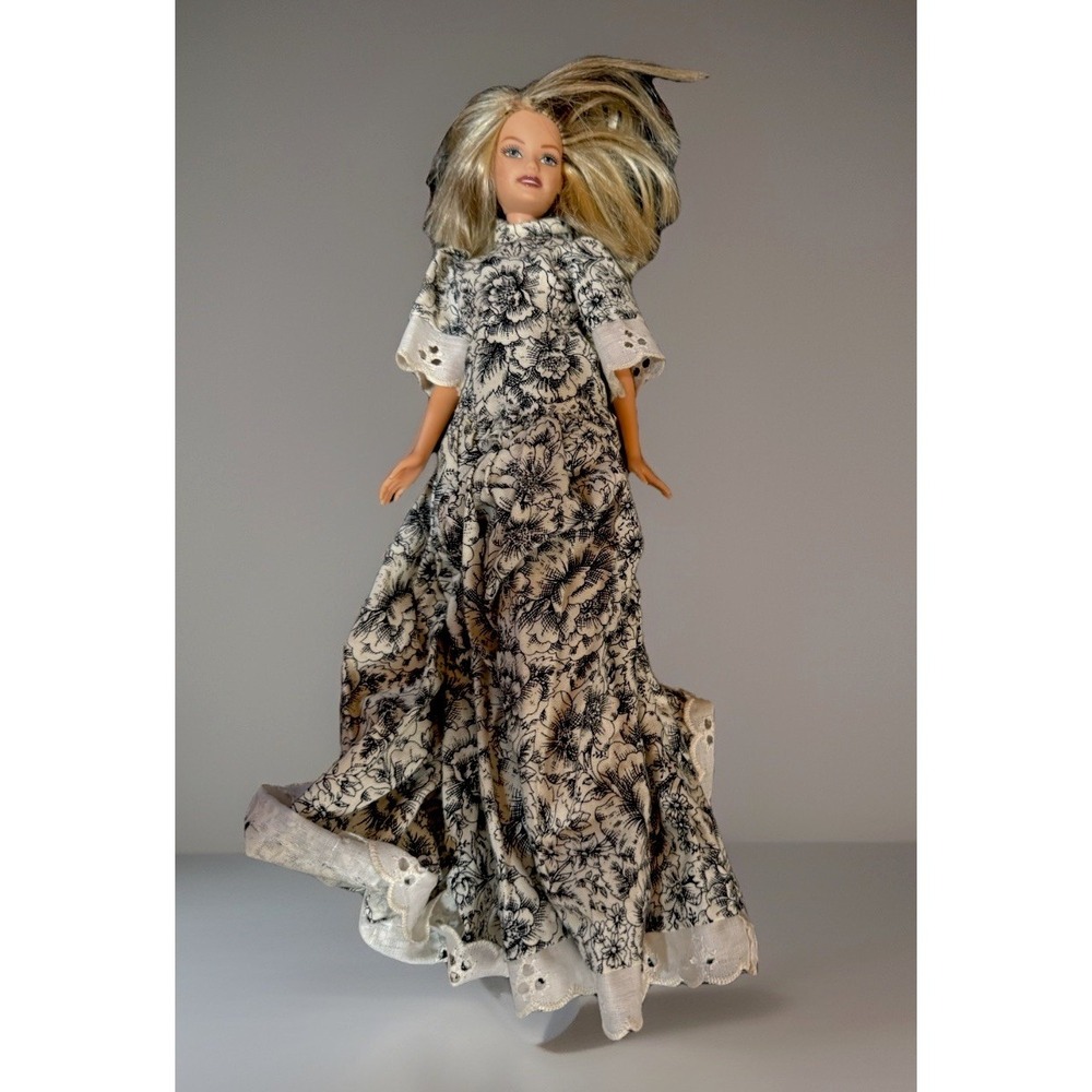 Barbie Doll 1999 Vintage In‎ Clothes